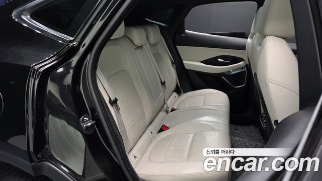 Jaguar E-PACE 2018 — photo 17