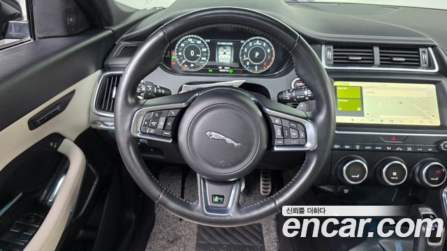 Jaguar E-PACE 2018 — photo 19