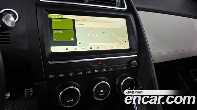 Jaguar E-PACE 2018 — photo 21