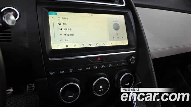 Jaguar E-PACE 2018 — photo 22