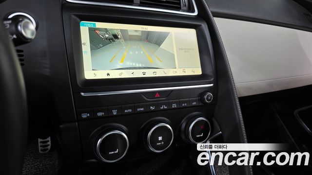 Jaguar E-PACE 2018 — photo 23