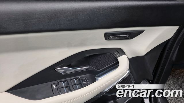 Jaguar E-PACE 2018 — photo 26