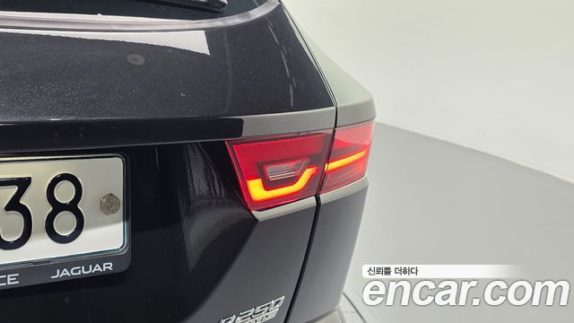 Jaguar E-PACE 2018 — photo 9
