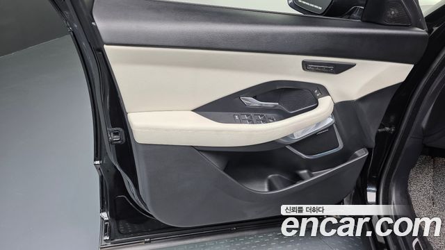 Jaguar E-PACE 2018 — photo 14