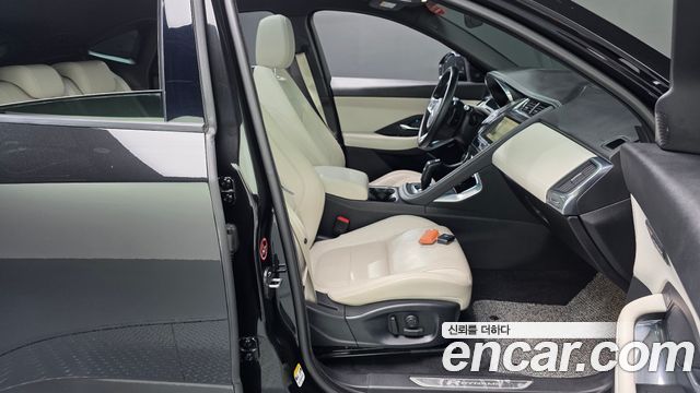 Jaguar E-PACE 2018 — photo 16