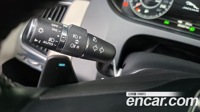 Jaguar E-PACE 2018 — photo 28