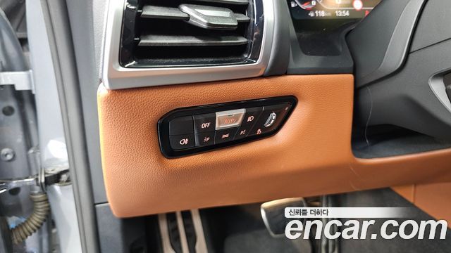BMW 8-Series 2024 — photo 27