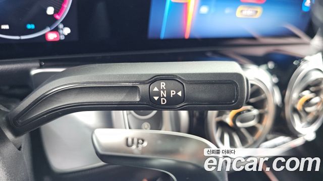 Mercedes-Benz GLB-Class 2025 — photo 9