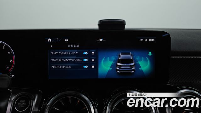 Mercedes-Benz GLB-Class 2025 — photo 16