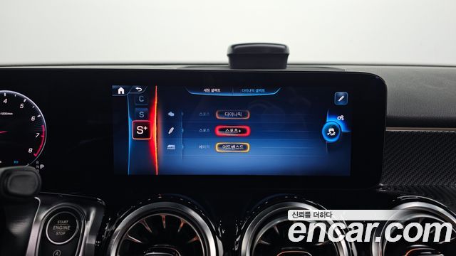Mercedes-Benz GLB-Class 2025 — photo 17