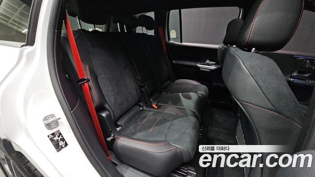 Mercedes-Benz GLB-Class 2025 — photo 11