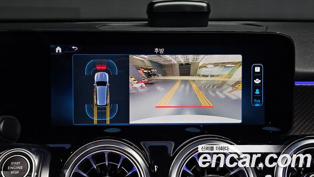 Mercedes-Benz GLB-Class 2025 — photo 14