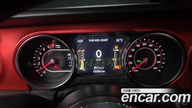 Jeep Wrangler 2021 — photo 11