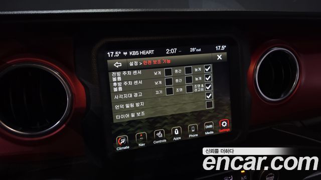 Jeep Wrangler 2021 — photo 22