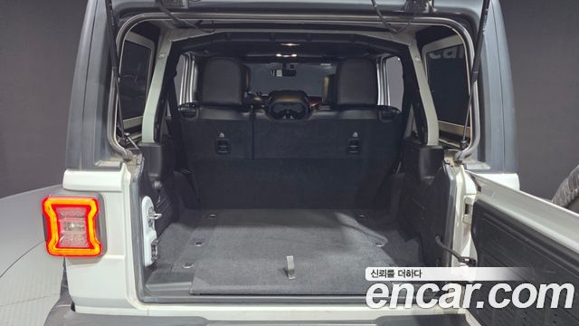 Jeep Wrangler 2021 — photo 26