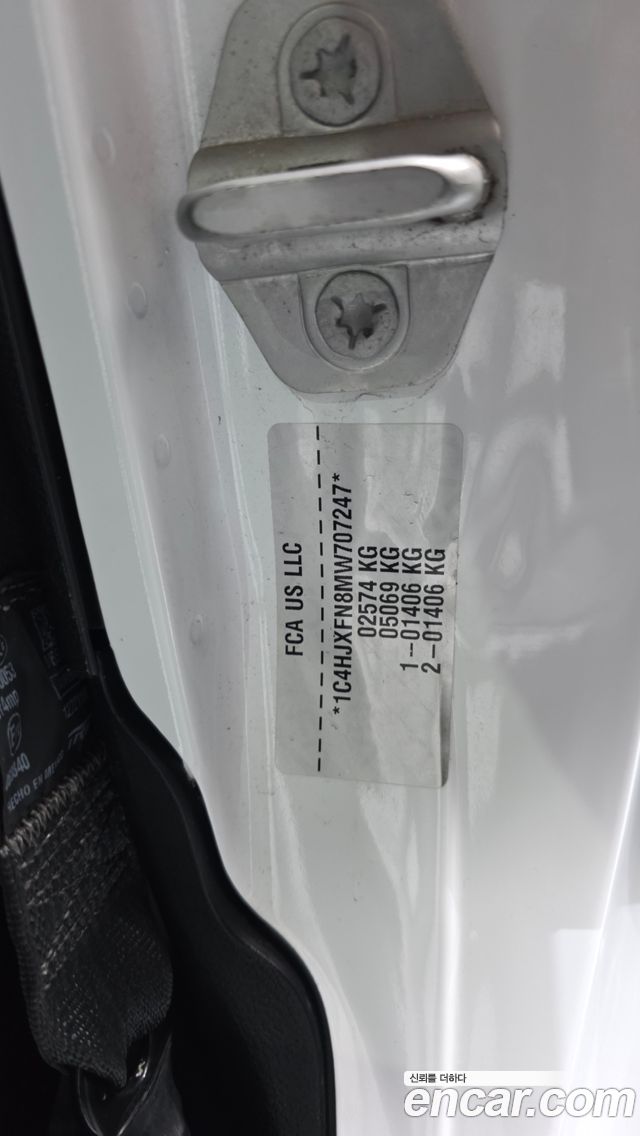 Jeep Wrangler 2021 — photo 28