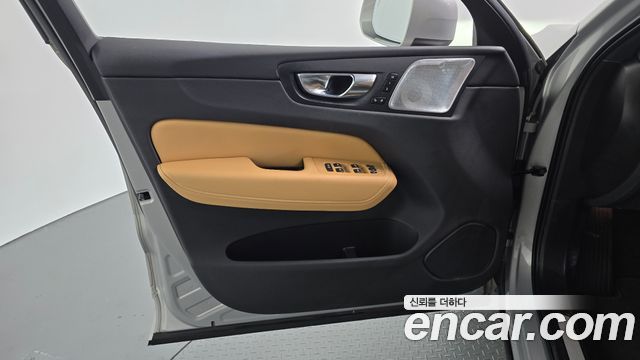 Volvo XC60 2022 — photo 14