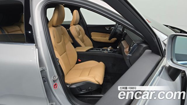 Volvo XC60 2022 — photo 16