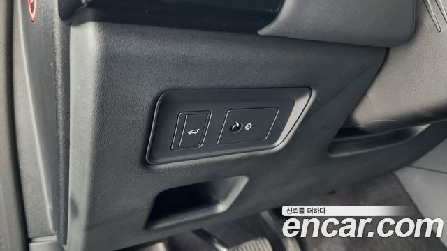 Land Rover Discovery 2018 — photo 25