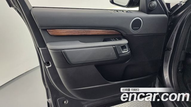 Land Rover Discovery 2018 — photo 14