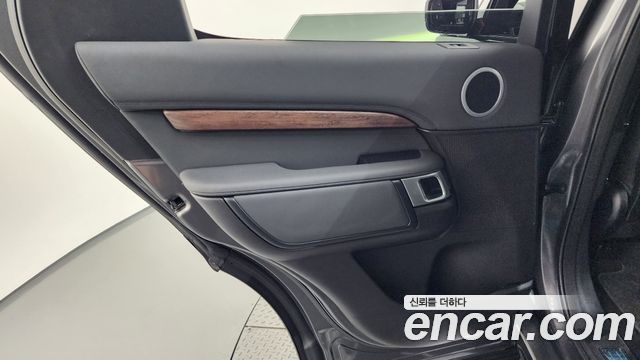 Land Rover Discovery 2018 — photo 15