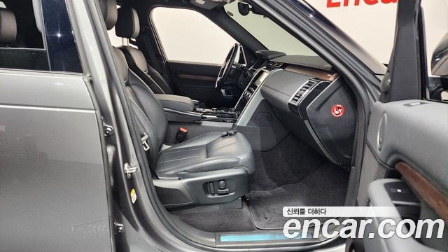 Land Rover Discovery 2018 — photo 16
