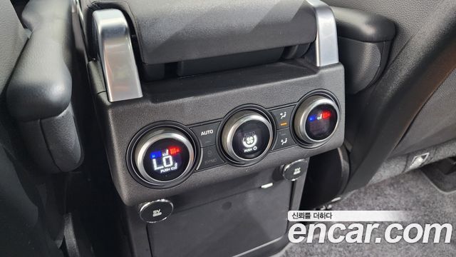 Land Rover Discovery 2018 — photo 30