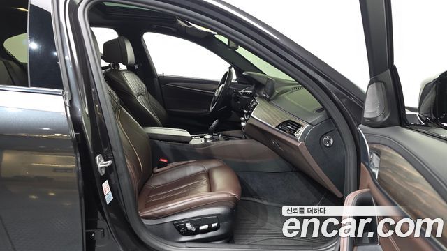 BMW 5-Series 2020 — photo 17