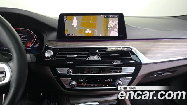 BMW 5-Series 2020 — photo 20