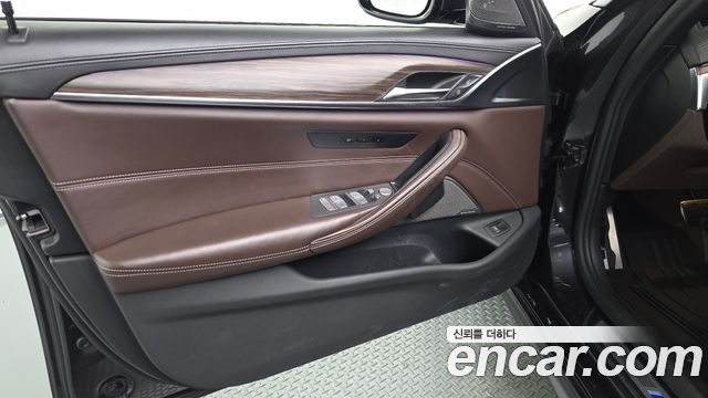 BMW 5-Series 2020 — photo 14