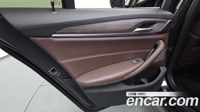 BMW 5-Series 2020 — photo 15