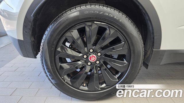 Jaguar E-PACE 2020 — photo 5