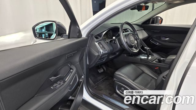 Jaguar E-PACE 2020 — photo 13