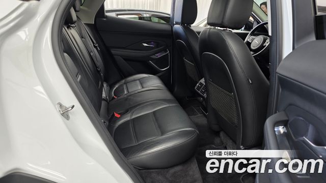 Jaguar E-PACE 2020 — photo 17