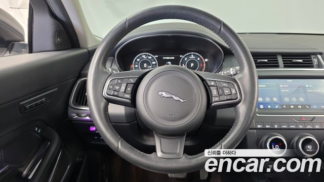 Jaguar E-PACE 2020 — photo 18