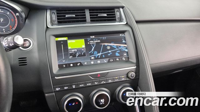 Jaguar E-PACE 2020 — photo 19