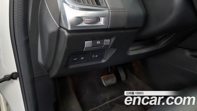 Jaguar E-PACE 2020 — photo 23