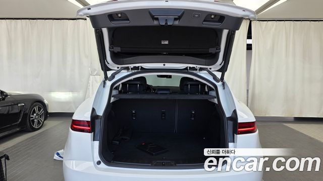 Jaguar E-PACE 2020 — photo 26