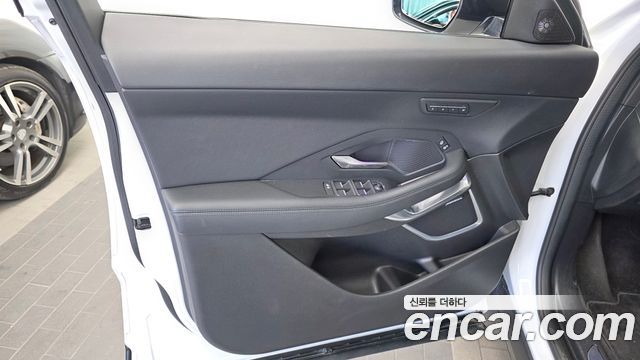 Jaguar E-PACE 2020 — photo 14