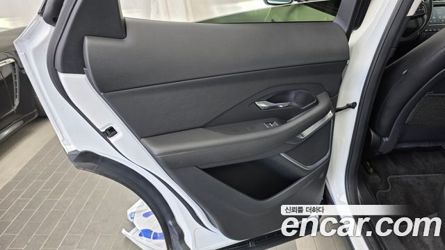 Jaguar E-PACE 2020 — photo 15