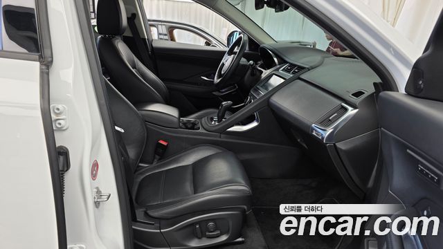 Jaguar E-PACE 2020 — photo 16