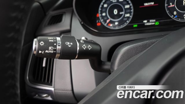 Jaguar E-PACE 2020 — photo 28