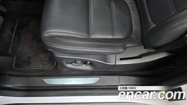 Jaguar E-PACE 2020 — photo 31