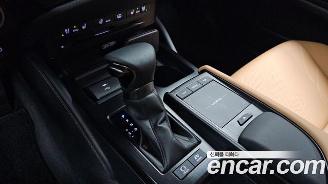 Lexus ES 2022 — photo 12