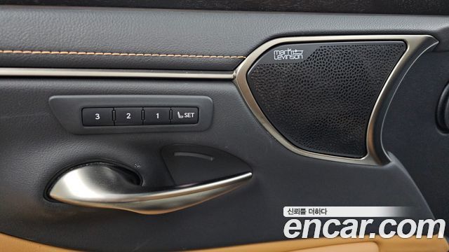 Lexus ES 2022 — photo 19