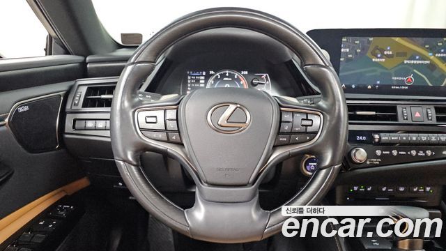 Lexus ES 2022 — photo 24