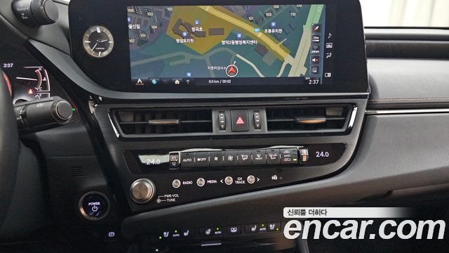 Lexus ES 2022 — photo 26