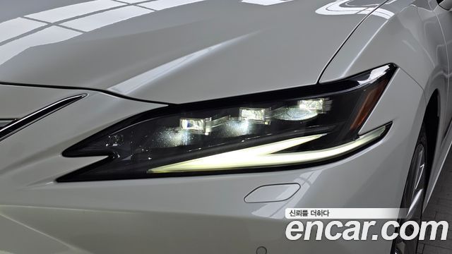 Lexus ES 2022 — photo 8