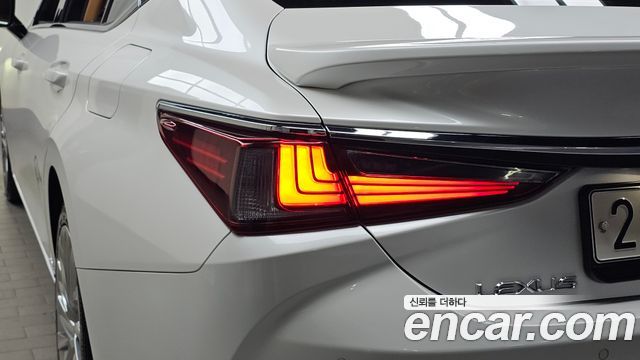 Lexus ES 2022 — photo 9