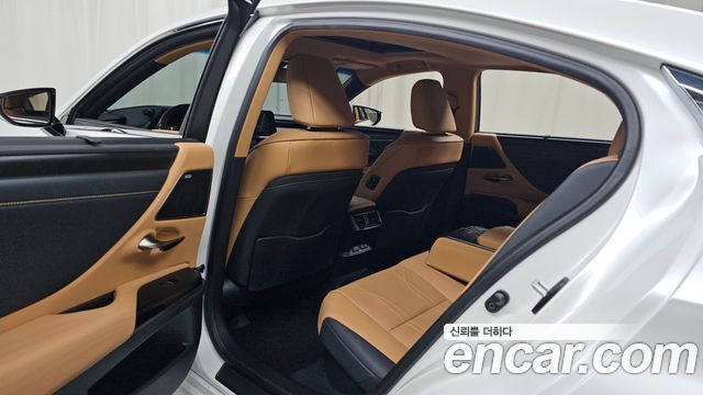 Lexus ES 2022 — photo 16